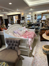 Load image into Gallery viewer, Pink Bedding &amp; Pillows set
